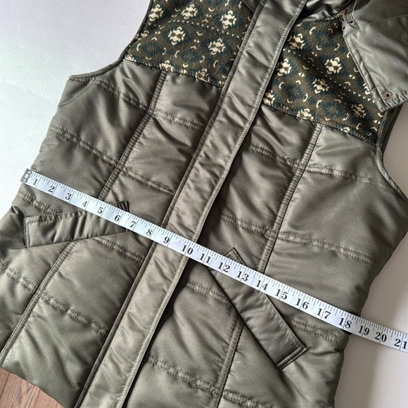 Beaver Canoe Olive Green Quilted Vest with Faux Fur Hood Fairisle Trim - Picture 15 of 16